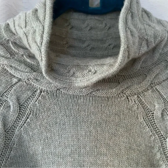 Alashan Wool and Cashmere Blend Fisherman Turtleneck in Sage Green size Large - Picture 11 of 15